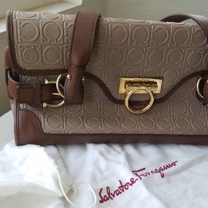 Salvator Ferragamo embossed shoulder bag - taupe